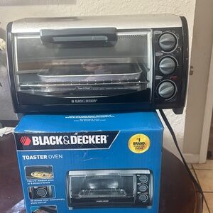 Black & Decker Black and Silver Countertop Toaster Oven
